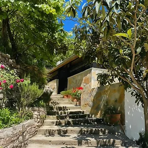 Pensión Latifi, Gjirokastër